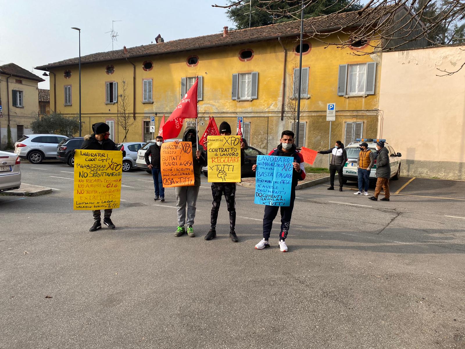 Manifestazione a Trezzo sull'Adda operai e sindacalisti dello Slai Cobas