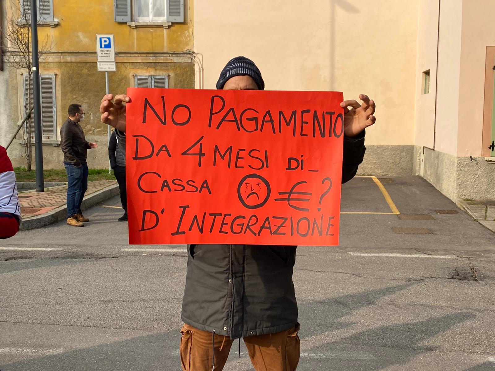 Manifestazione a Trezzo sull'Adda operai e sindacalisti dello Slai Cobas