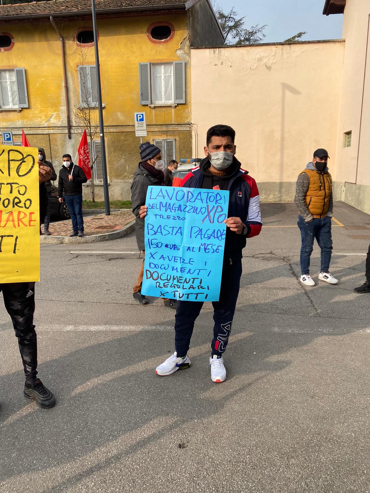 Manifestazione a Trezzo sull'Adda operai e sindacalisti dello Slai Cobas