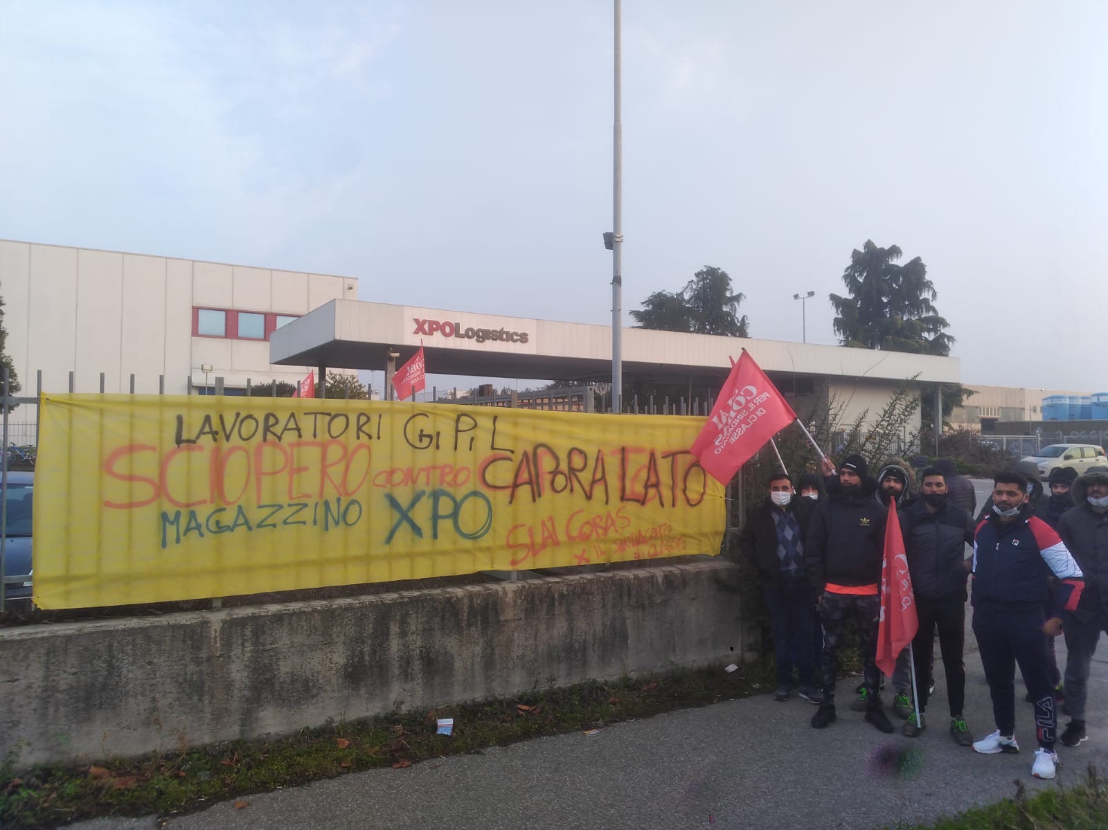 Xpo lavoratori e sindacalisti Slai Cobas proteste davanti ai cancelli del Comune di Trezzo sull'Adda