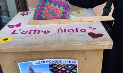 Tutti pazzi a Gorgonzola per l'urban knitting