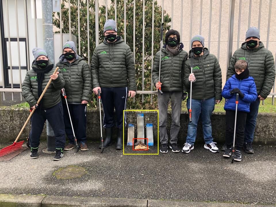 Raccolgono rifiuti e trovano… una pistola