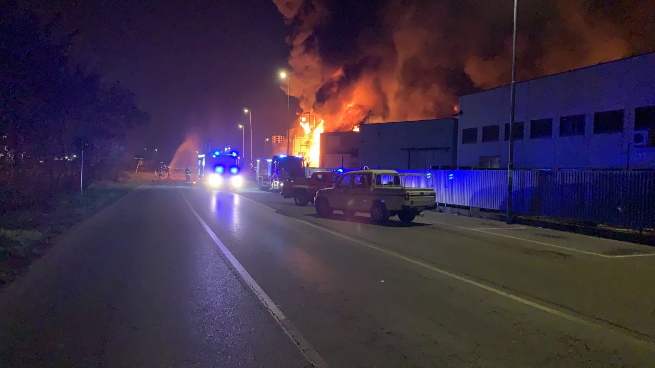 Devastante incendio in ditta a Pozzo d’Adda: spente dopo una notte di lavoro le fiamme