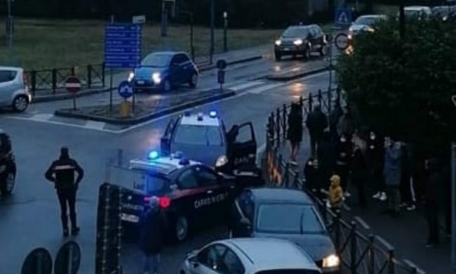 Folle inseguimento a tutta velocità. Fa un frontale e fugge a piedi abbandonando un bambino in auto: arrestato