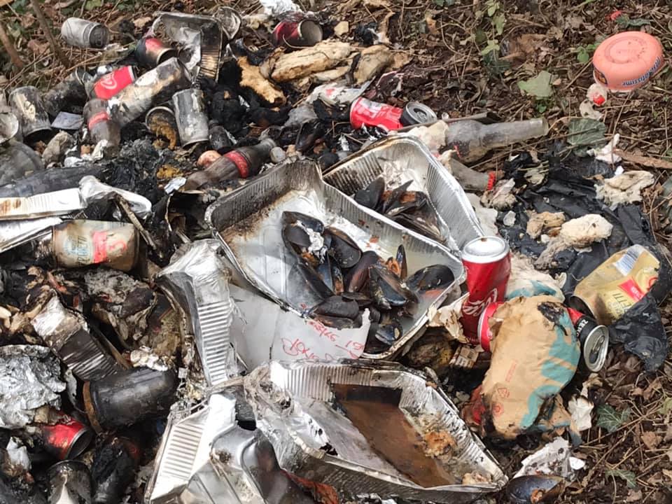 Discarica abusiva data alle fiamme: tra i rifiuti pure delle cozze