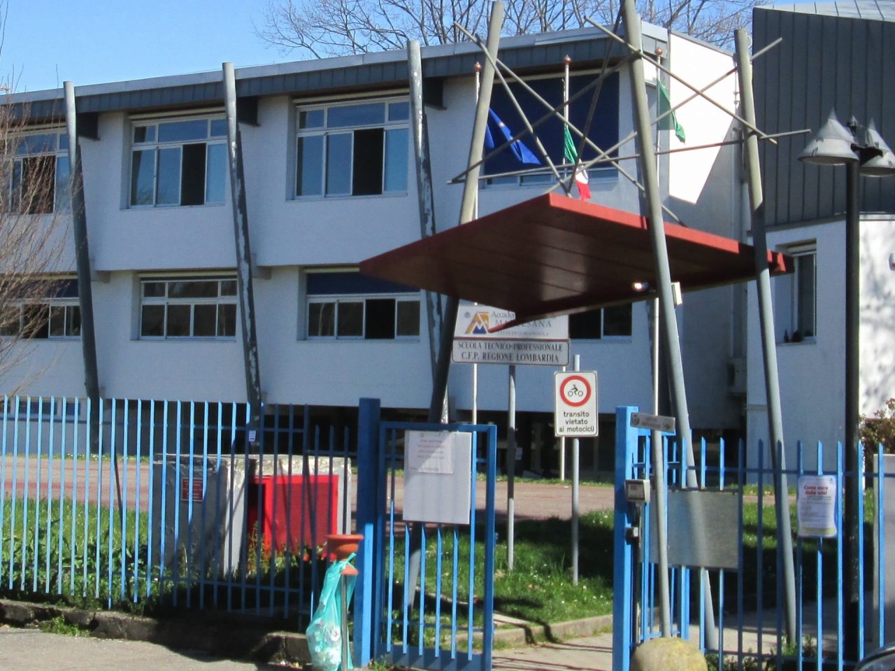 Sedicenne minaccia di  buttarsi dal tetto della scuola, fermata da un docente