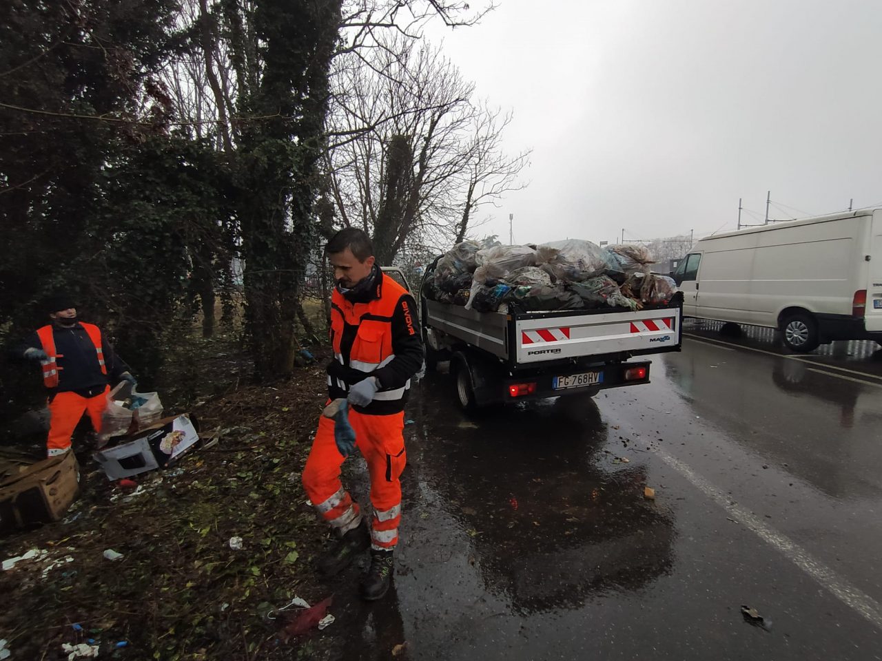 Ripulita la “discarica” nell’area adiacente la stazione della metropolitana di Gessate