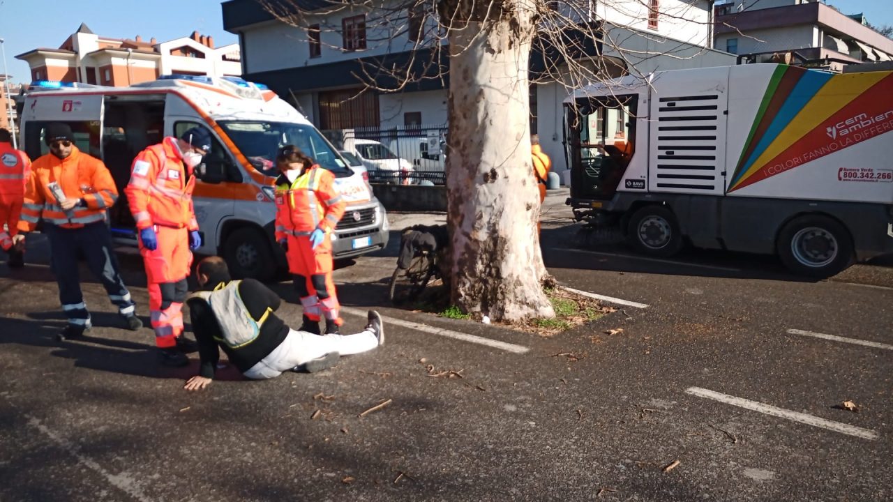 Incidente tra una spazzatrice e una bici: ferito ciclista 45enne