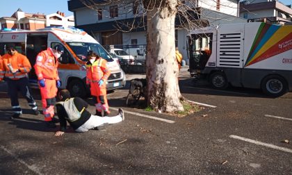 Incidente tra una spazzatrice e una bici: ferito ciclista 45enne