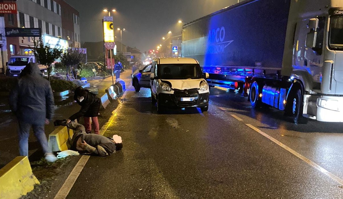 Pedone travolto da un furgoncino: paura per un 35enne