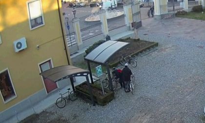 Rubano una bici nel cortile del Comune: rintracciati e denunciati dalla Polizia Locale