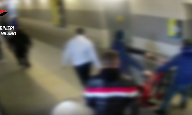 Chiede di non disturbare durante la lezione online, massacrato con due amici da nove ragazzi