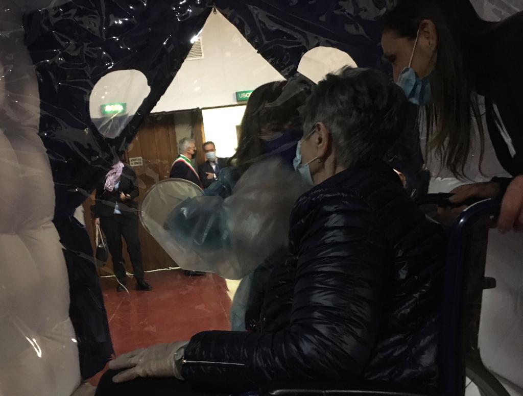 Alla Rsa di Vimodrone inaugurata la stanza degli abbracci