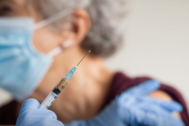 Vaccino AstraZeneca, via libera dell’Ema: “E’ sicuro”