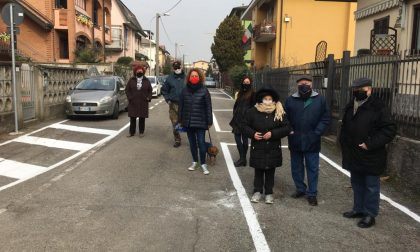 Strada aperta dopo tre anni di attesa, i residenti protestano: "Ma i marciapiedi dove sono?"