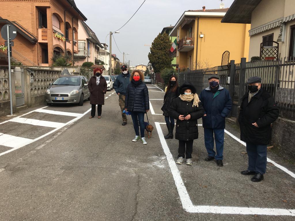 Strada aperta dopo tre anni di attesa, i residenti protestano: “Ma i marciapiedi dove sono?”
