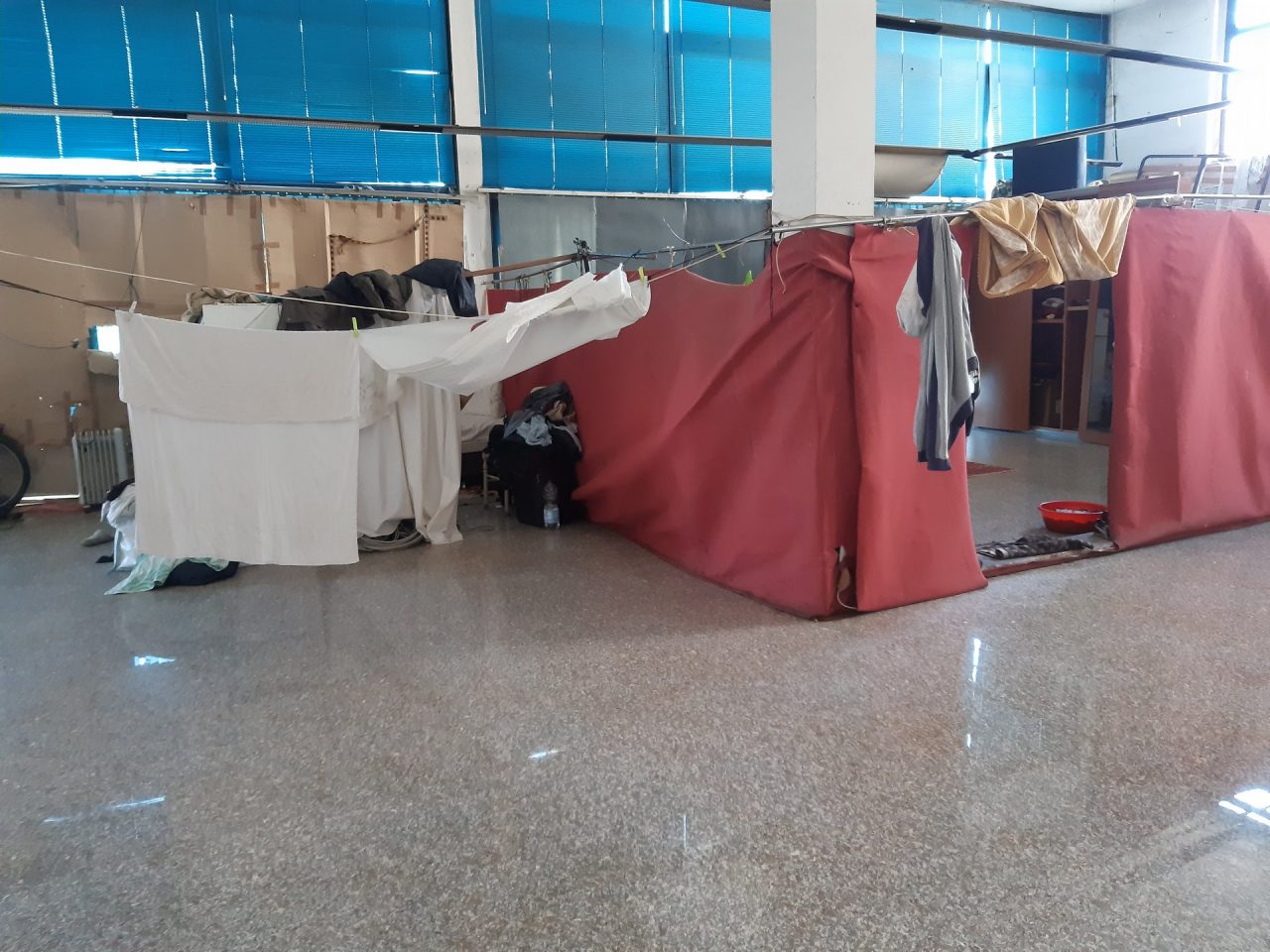 Scoperto dormitorio abusivo per clandestini: nel seminterrato una discarica con tremila pneumatici