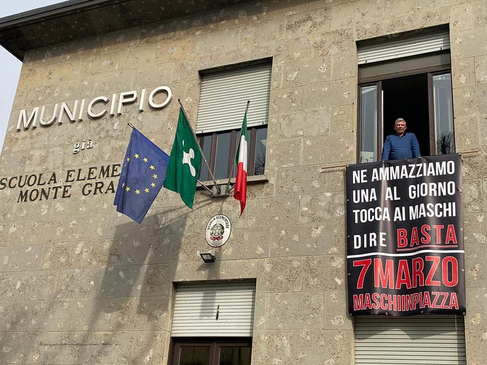 Ombrelli neri in piazza a Bussero contro la violenza di genere