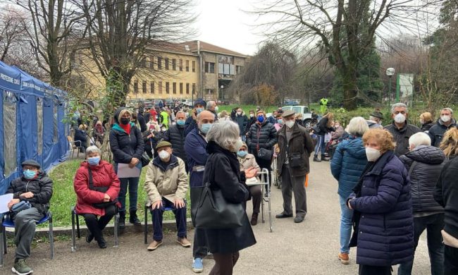 Convocate a Niguarda 900 persone per 600 vaccini.  Bertolaso: “E’ una vergogna”