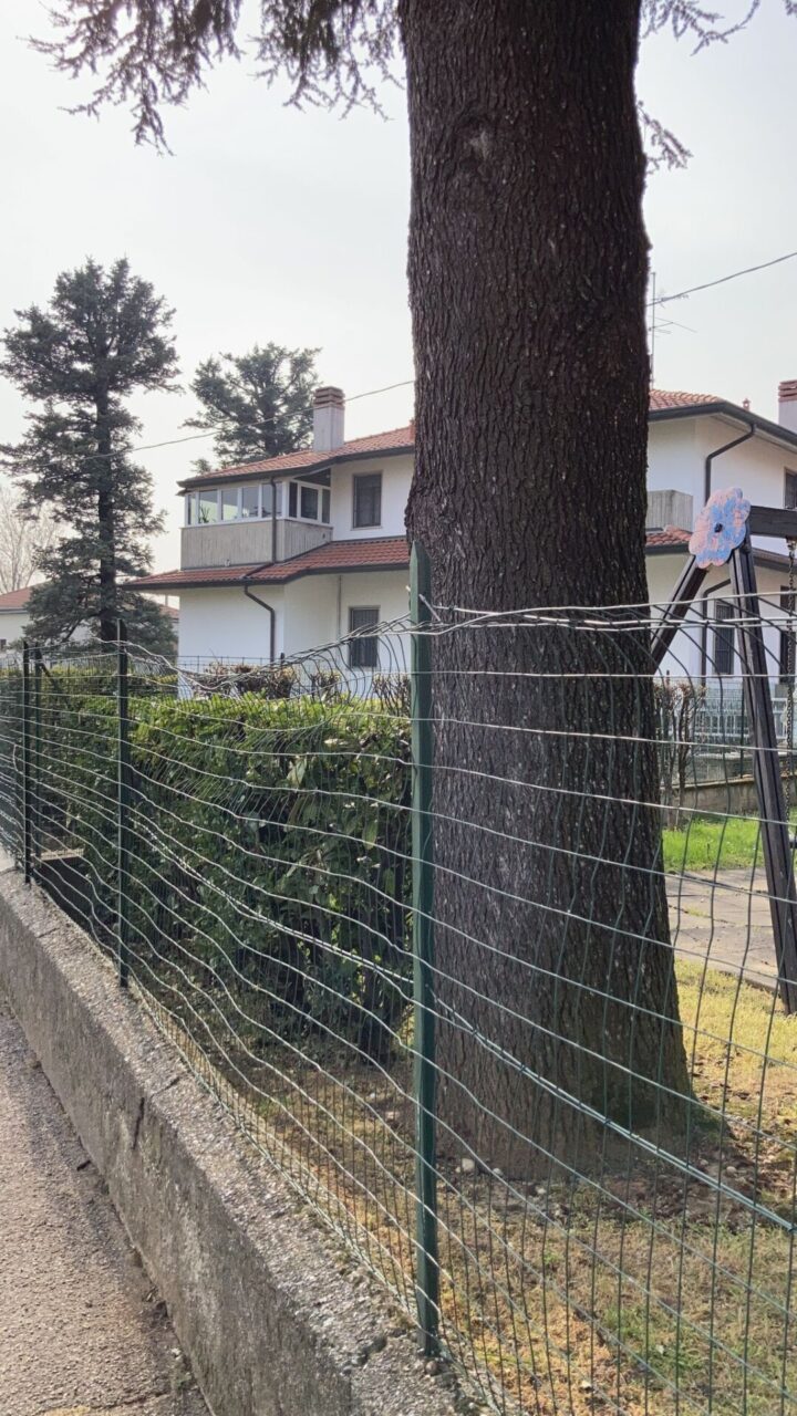 Ladri… sportivi. Rubata una porta da calcio all’oratorio di Pozzo