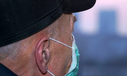 La truffa dell'abbraccio colpisce ancora nonostante il distanziamento