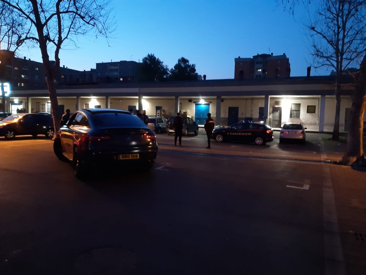 Ragazzi ammassati su due Suv a Pioltello, intervengono i Carabinieri