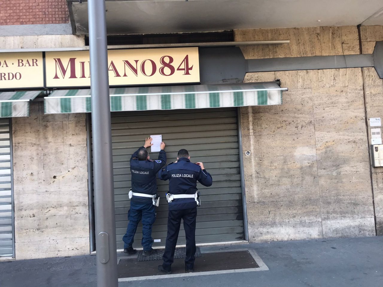 Barista serve un cliente, chiuso il locale