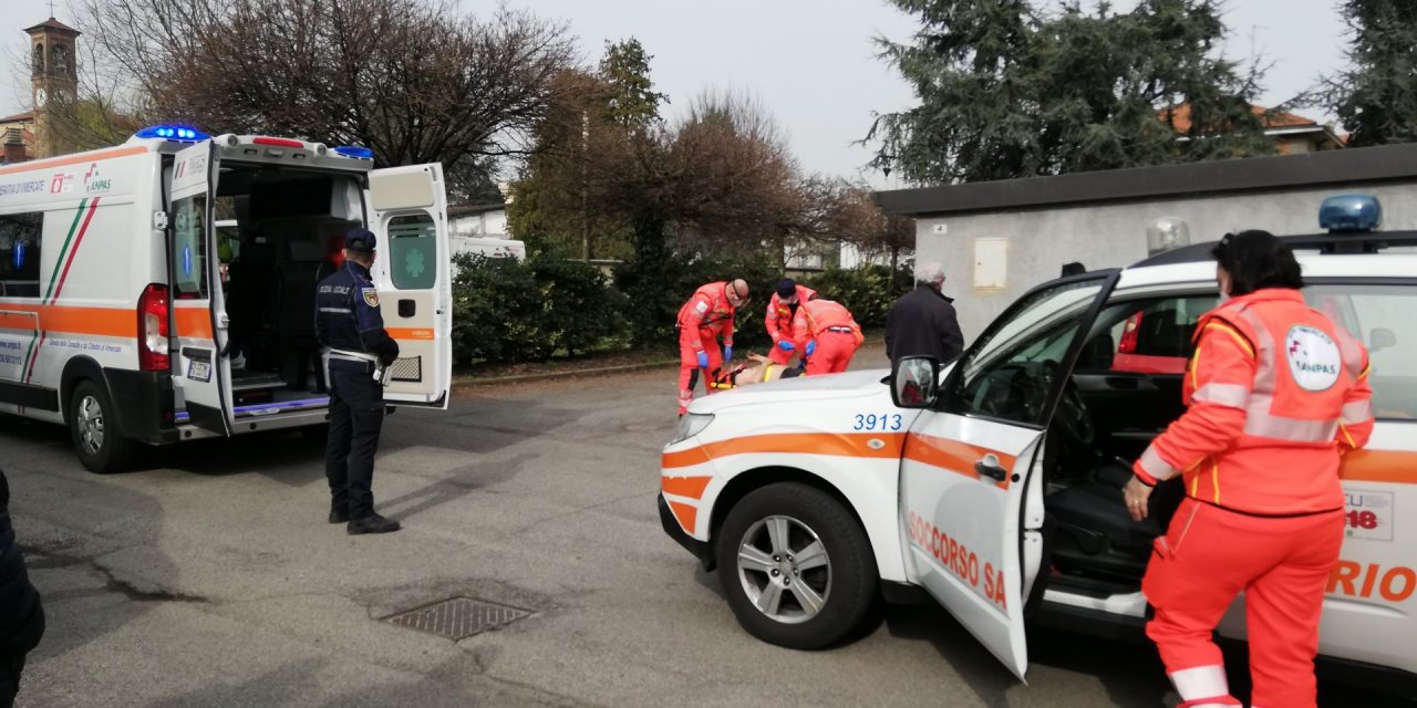 Operaio nel tombino colpito da un’auto in retromarcia
