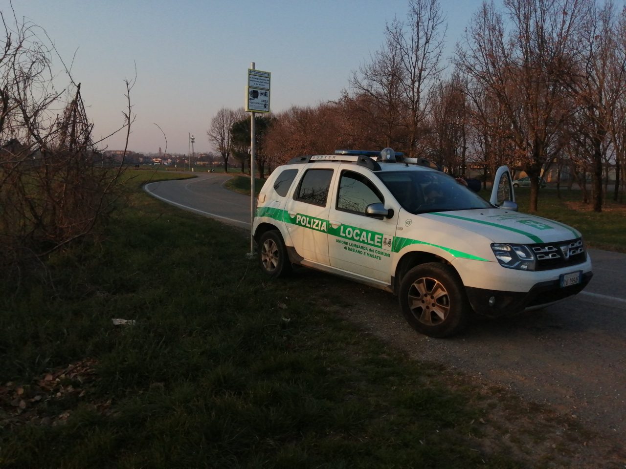 Ciclista prende una buca a Masate e finisce nel Villoresi
