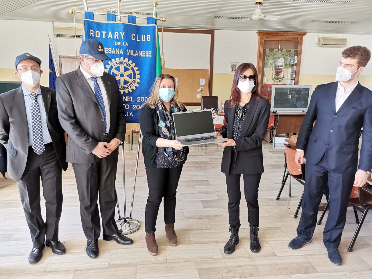 cassina de pecchi consegna pc per scuole da parte del rotary