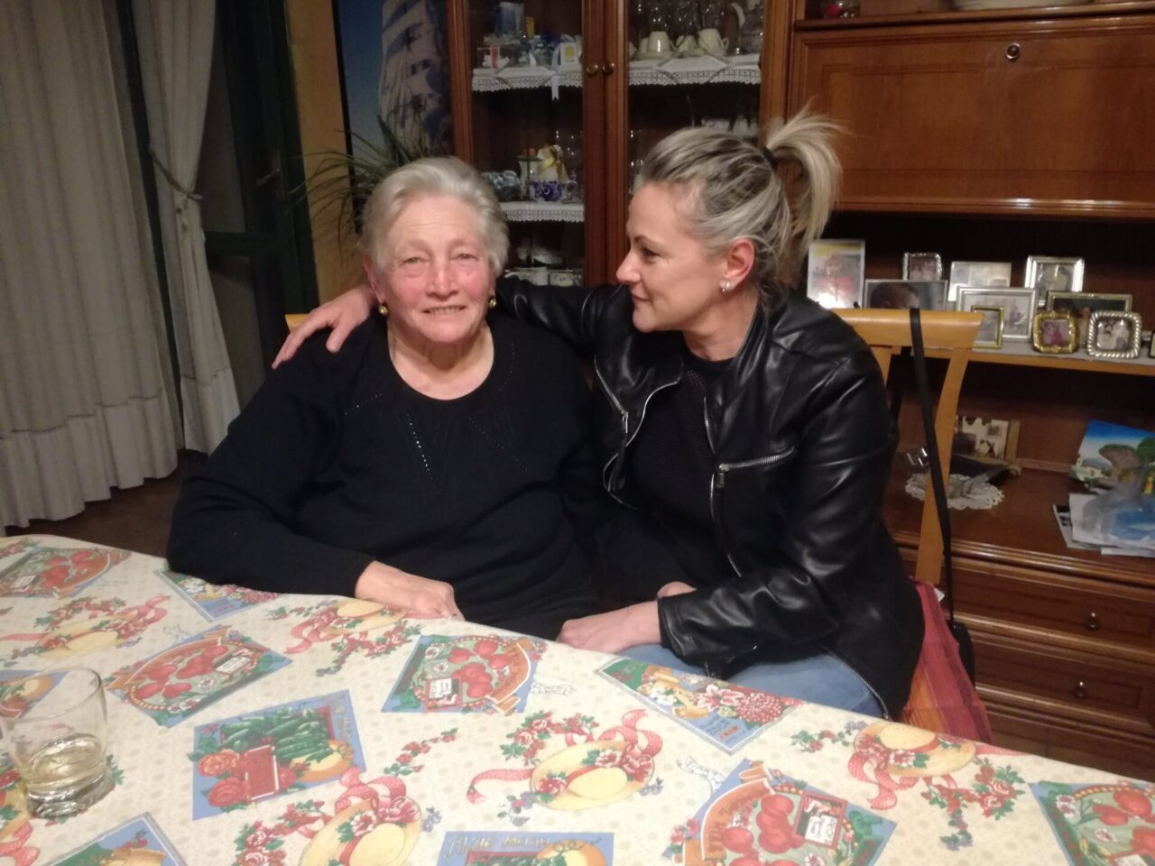 “Mamma, ho il Covid, servono soldi per il vaccino”. Anziana si sente male e… sventa la truffa