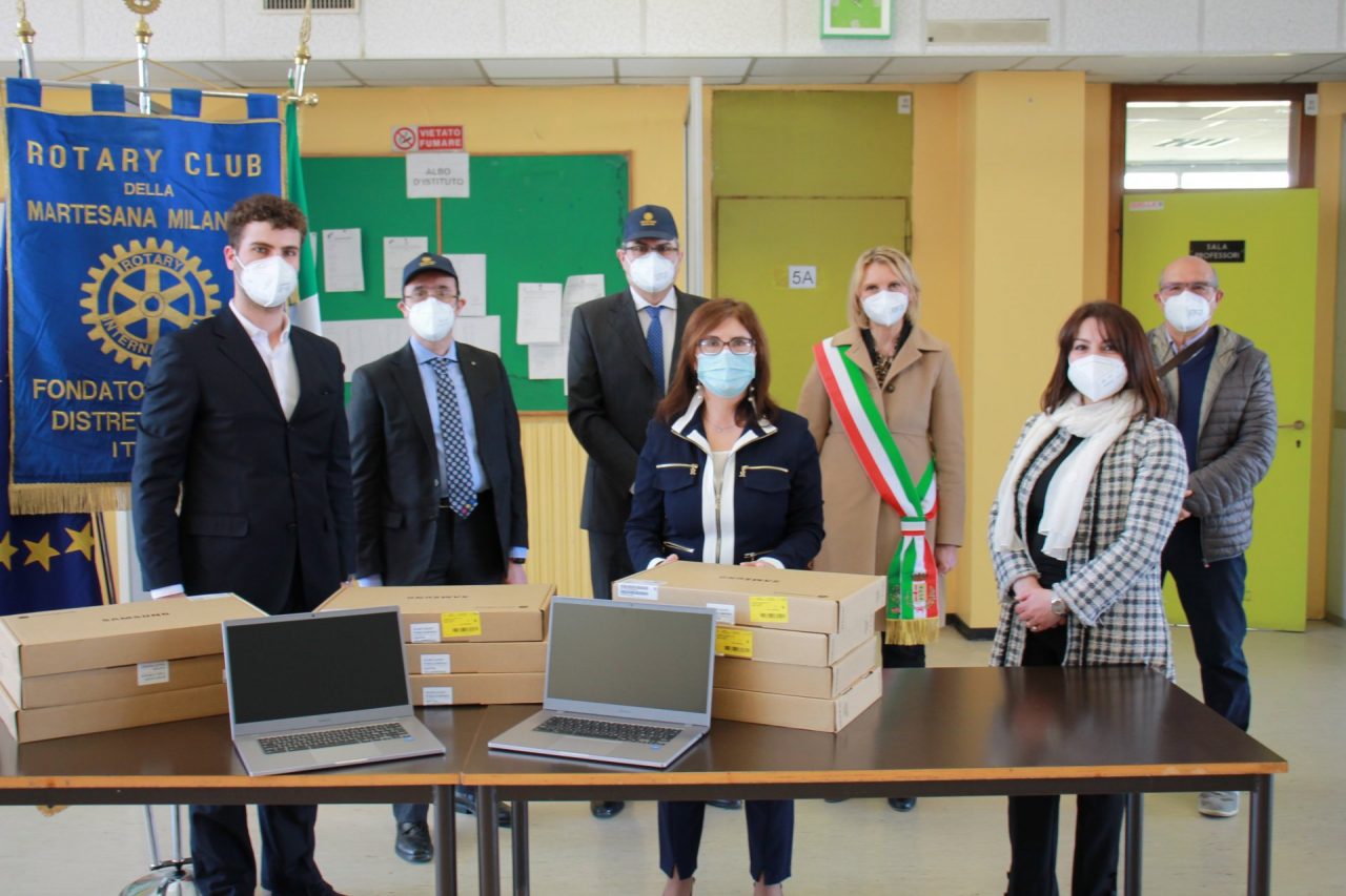 Il Rotary Martesana regala 100 computer per la scuola serale del Machiavelli di Pioltello