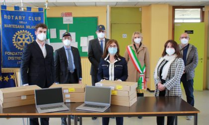 Il Rotary Martesana regala 100 computer per la scuola serale del Machiavelli di Pioltello