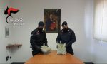 Tentano la fuga dopo aver incrociato i Carabinieri: in macchina avevano 2 chili di marijuana