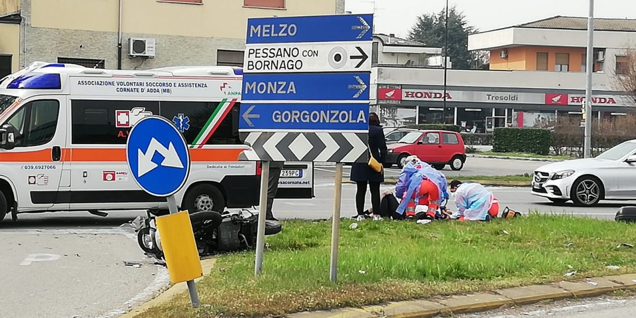 Scontro tra auto e scooter, ferito un centauro