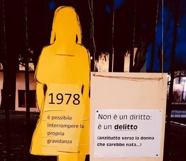 Il cartello del don per l’8 Marzo: “L’aborto non è un diritto, è un delitto”