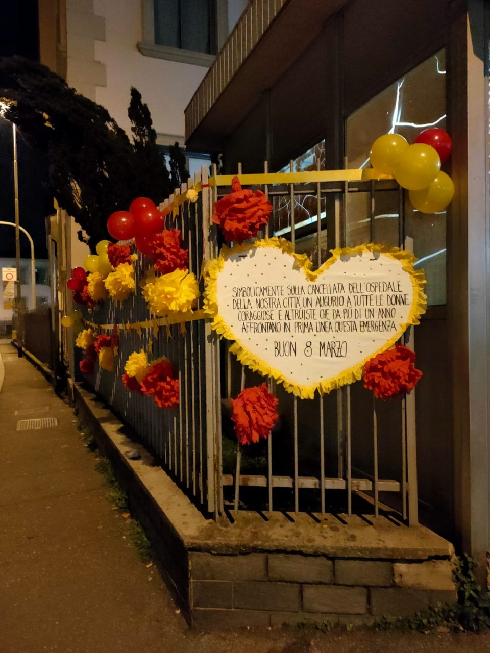 8 marzo: fuori dall’Uboldo l’omaggio alle donne che lottano per sconfiggere il Covid