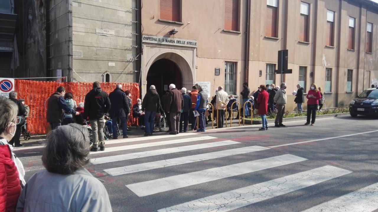 Vaccini anti Covid, invitate 150 persone di troppo. Anziani in coda anche a Melzo