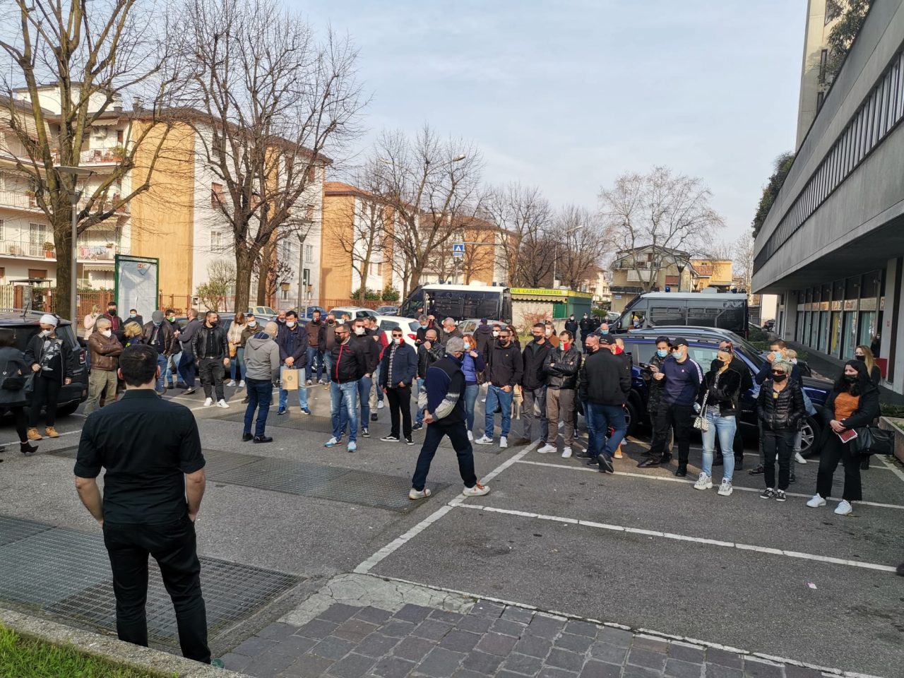Sit-in per la cultura alla libreria sovranista, proteste degli antifascisti