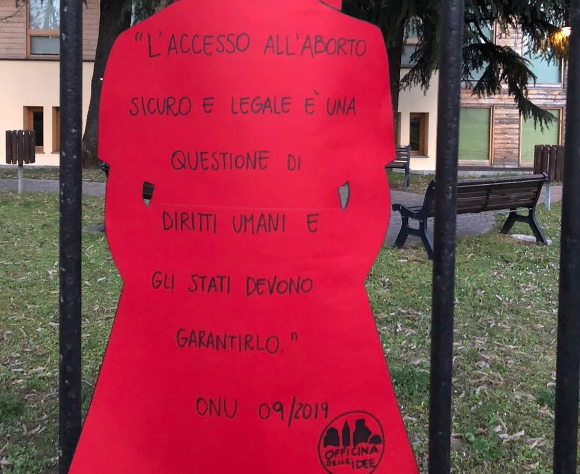 Tolto il cartello del don contro l’aborto, ne compare un altro a favore