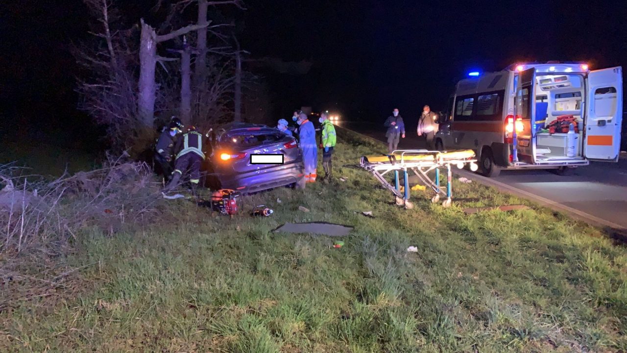 Fuori strada con l’auto sulla Sp104, automobilista incastrato: intervengono i pompieri