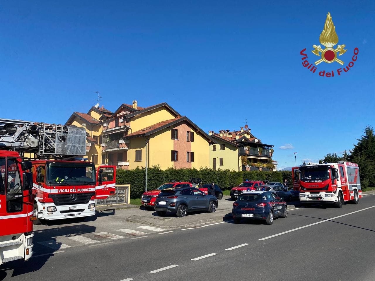 Pozzo, incendio in un garage: in azione i Vigili del fuoco