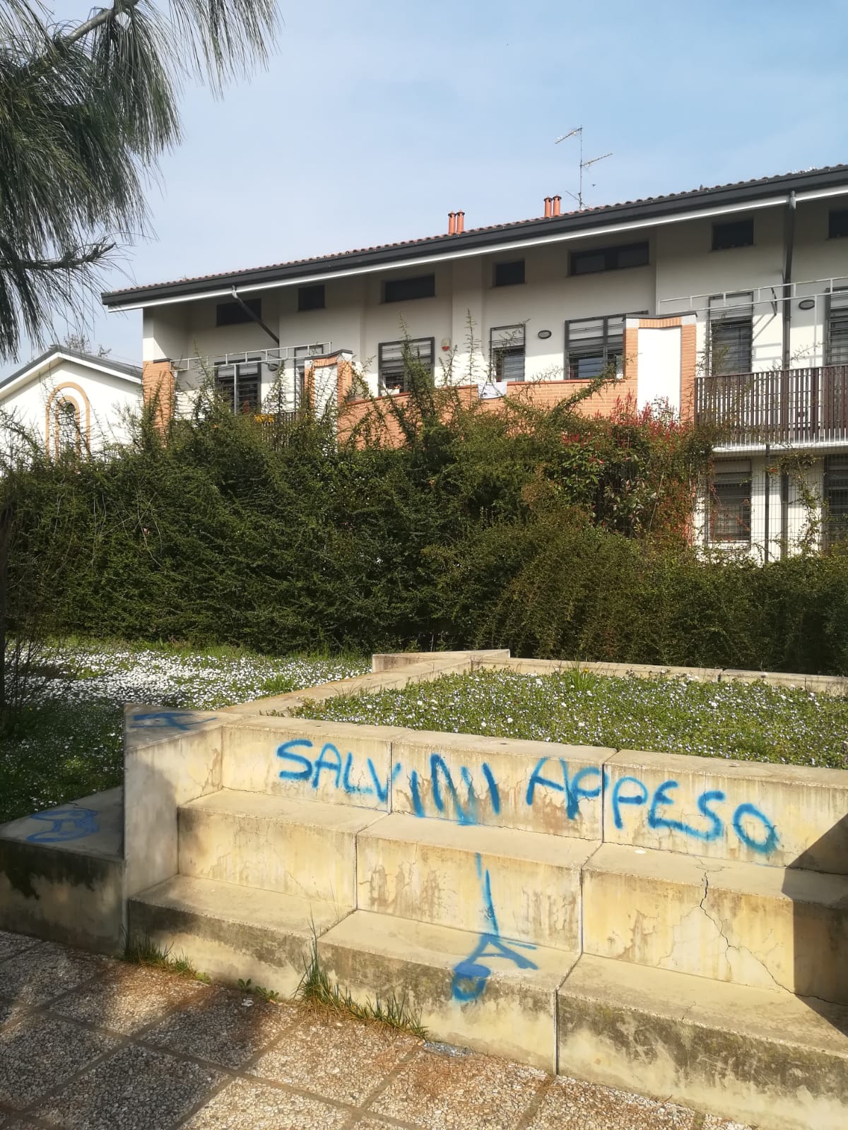 "Salvini appeso", con tanto di forca. E' la scritta shock apparsa sulle panchine del parco pubblico di via Cassiopea a Cassina de' Pecchi.