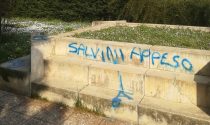 "Salvini appeso", vandali politicizzati al parco giochi