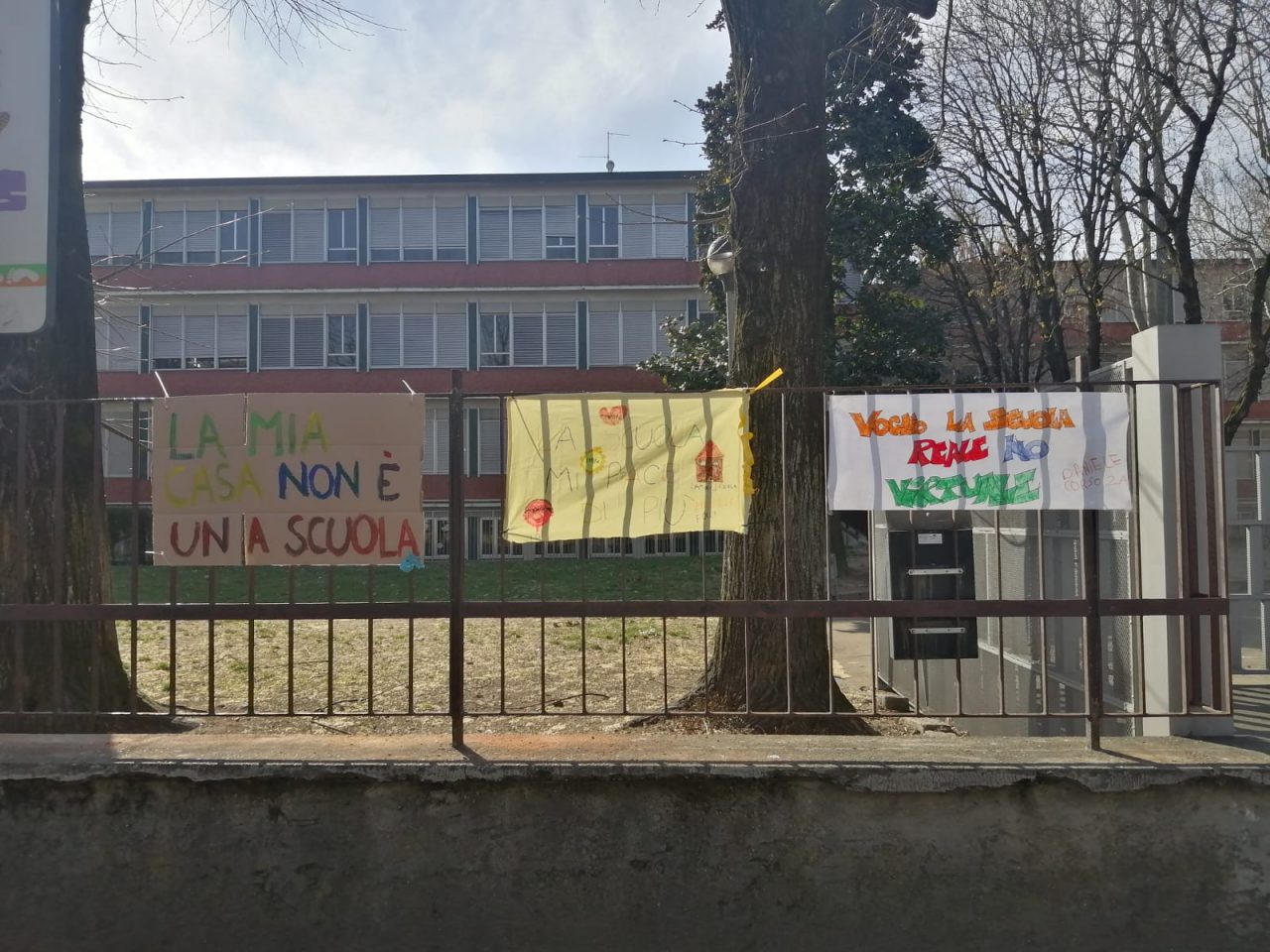 Cartelli e manifesti per chiedere priorità alla scuola anche a Melzo e Liscate. Ma qualcuno li fa togliere