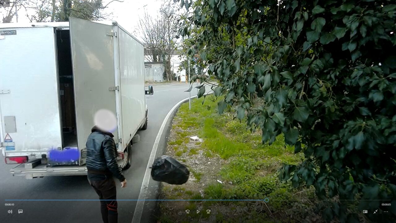 Getta i rifiuti dal furgone, filmato e multato