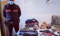 In garage teneva kalashnikov, fucili, pistole  e bombe fatte in casa: arrestato