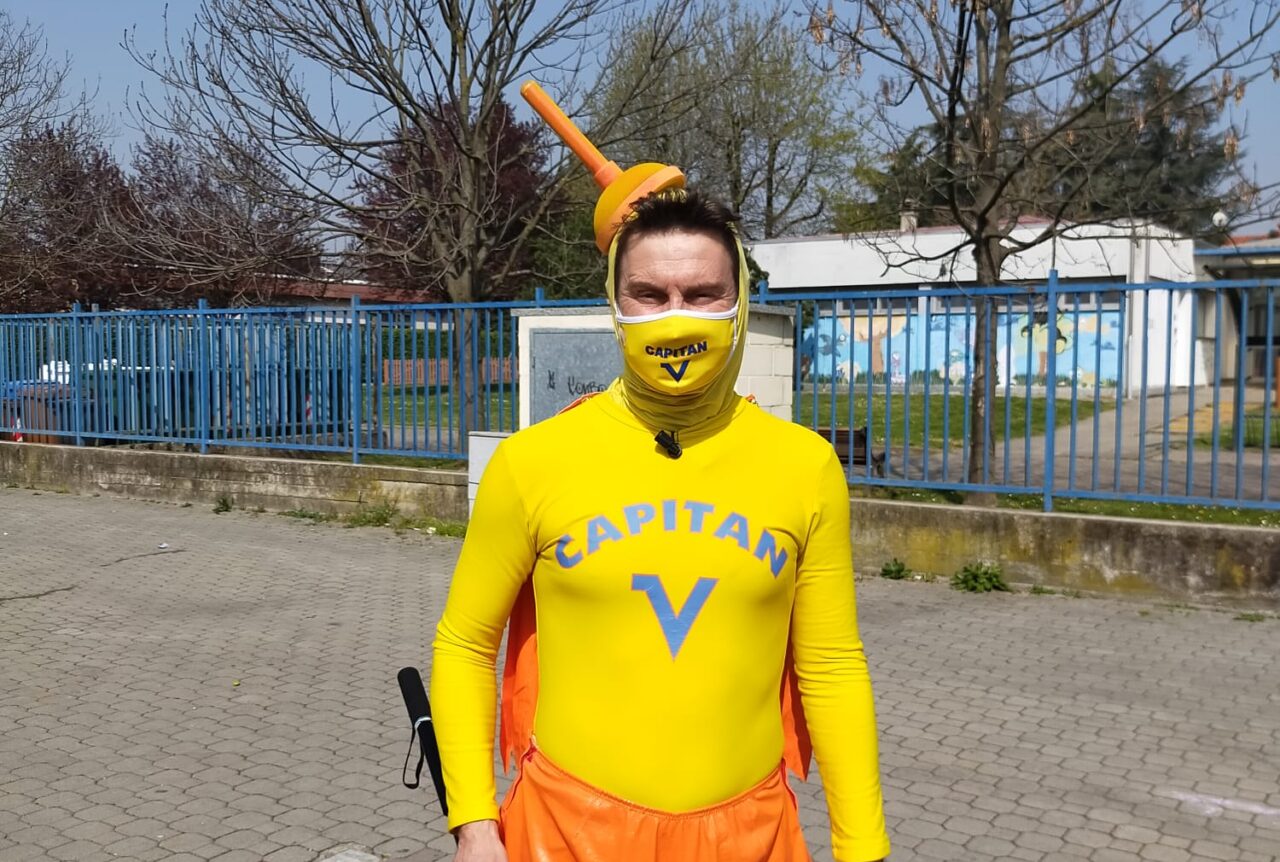 Capitan Ventosa di Striscia la Notizia al mercato di Cernusco sul Naviglio
