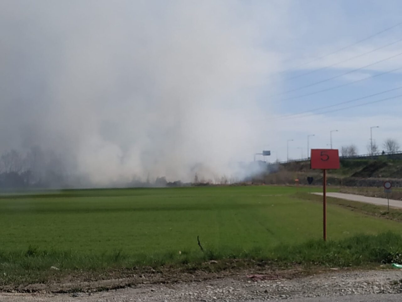Incendio nei campi, il fumo invade Cerca e Cassanese