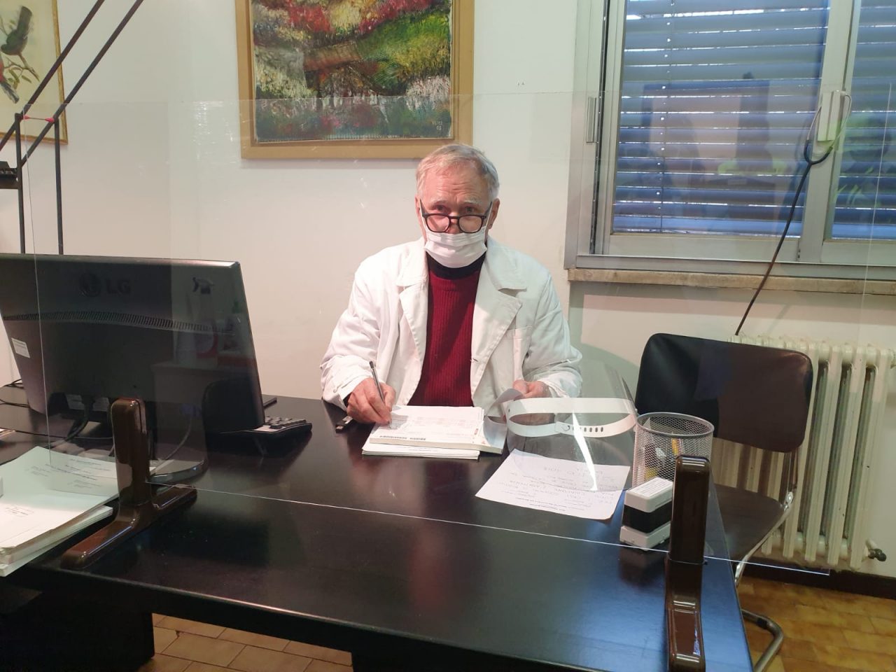 In paese mancano i medici, il dottore in pensione si rimette il camice e torna in servizio